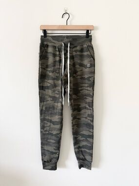 NWT Til You Collapse Performance Green Camo Jogger Size S